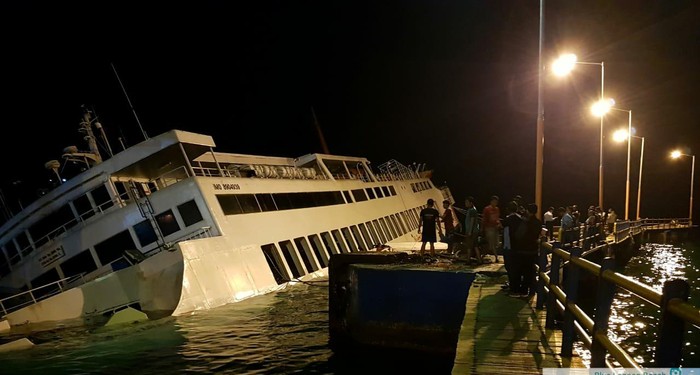 kapal-feri-kandas-di-pelabuhan-padang-bai.jpeg