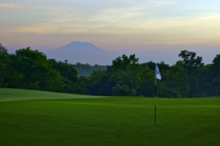 700Sunrise at Hole 3.jpg