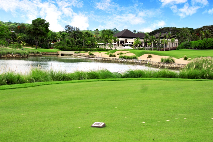 700Bali National Hole 18 and clubhouse.jpg