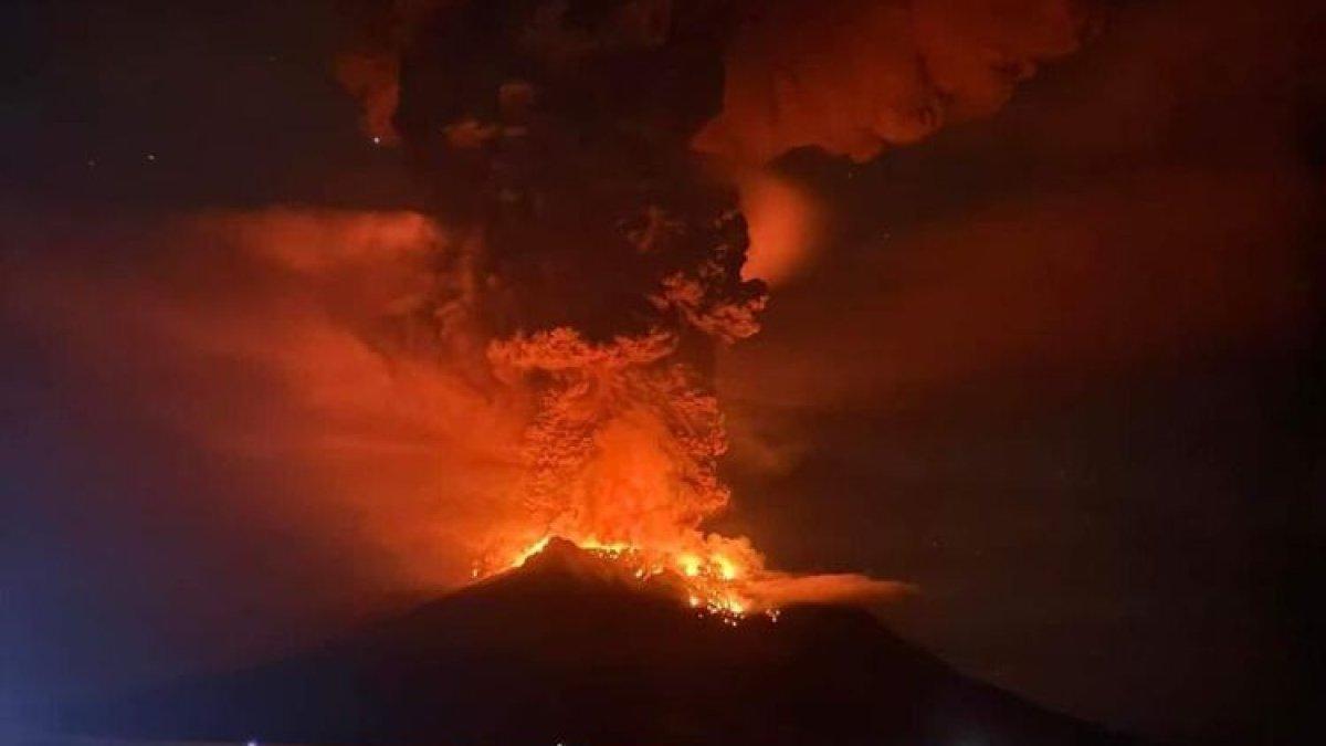 Terlihat-erupsi-ekplosif-di-Gunung-Ruang-Kabupaten-Sitaro-Provinsi-Sulawesi-Utara.jpg