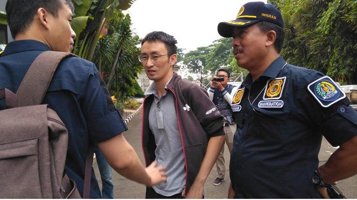 petugas-imigrasi-tangerang.jpg