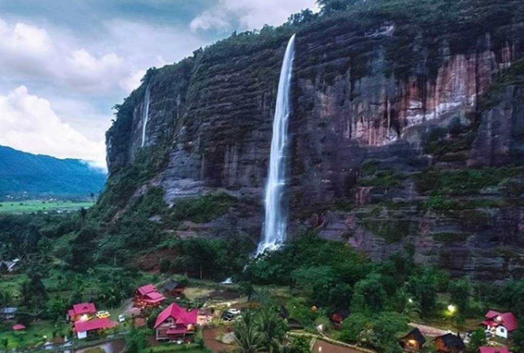harau waterfall2.jpg