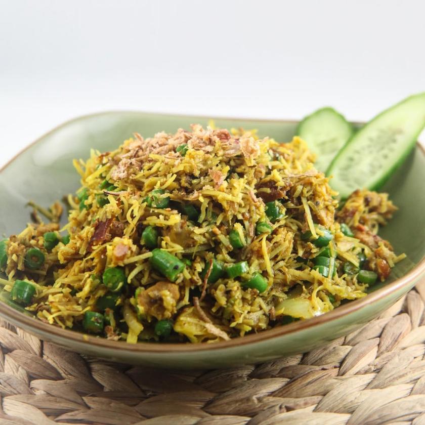 batch_Lawar Celeng.Shredded pork with roasted coconut, green beans and Basa wayah (Balinese spice mix) .Super scrumptious and nourishing. .Have you tried it .........#glutenfree #dairyfree #balinesefood #lawar #lawarbali .jpg