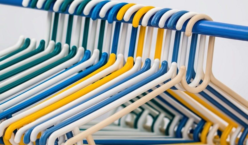 clothes-hangers-coat-hangers-plastic-hanger-hang-39518-453a9f6b9a3ac21908b3d860fc6179cb.jpeg