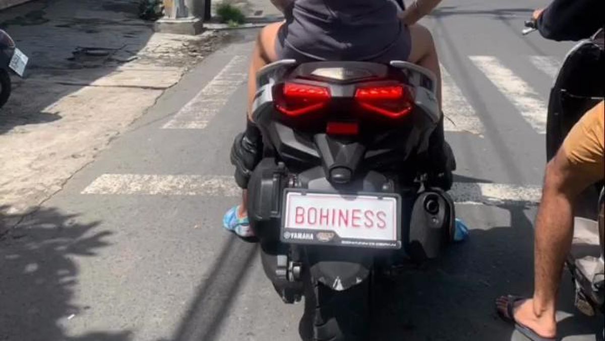 sedang-ramai-dibahas-pengendara-motor-diduga-bule-di-bali-ganti-pelat-kendaraan-dengan-tulisan-nama-orang-ist_169.jpeg