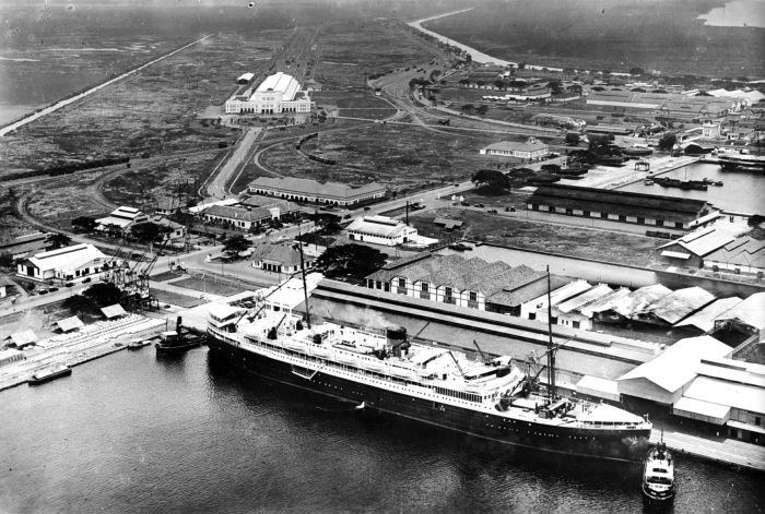 COLLECTIE_TROPENMUSEUM_De_haven_van_Tandjoengpriok_op_de_achtergrond_het_station_Batavia_Java_TMnr_10008011.jpg