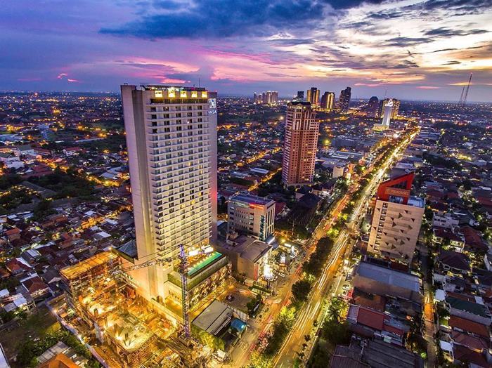 Western_Surabaya_at_dusk_(late_2015).jpg