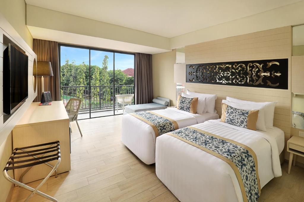 deluxe balcony3.jpg
