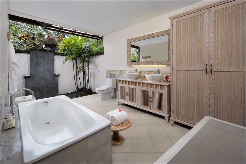 Bathroom at Master Bedroom.jpg