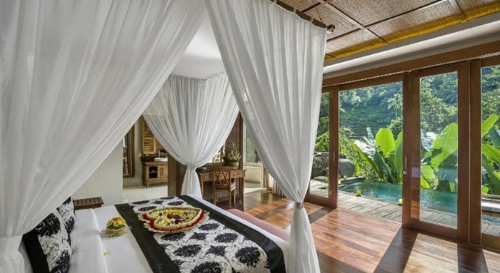 Kayon premier pool001.jpg