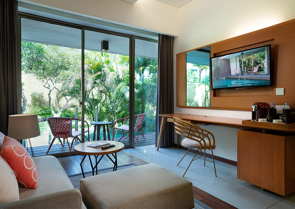 Deluxe-Pool-Access-Living-Room.jpg