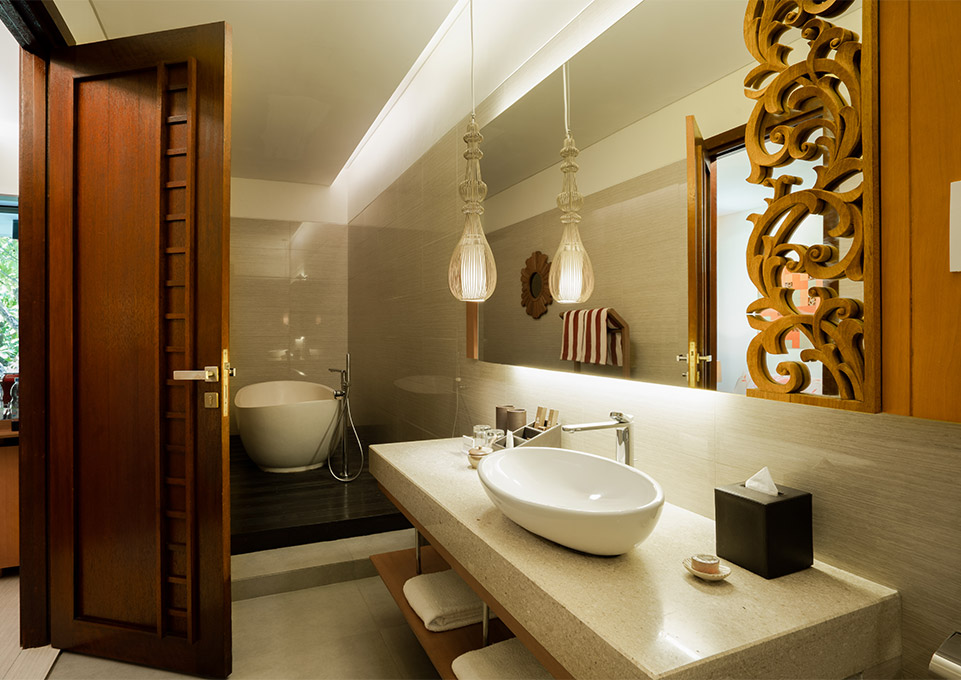Deluxe-Pool-Access-Bathroom.jpg