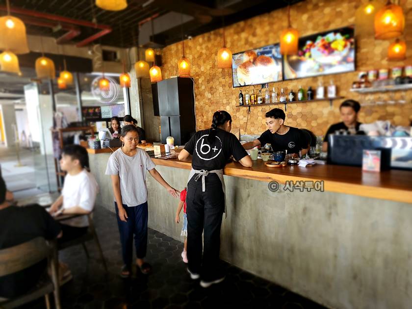 B+ CAFE020.jpg