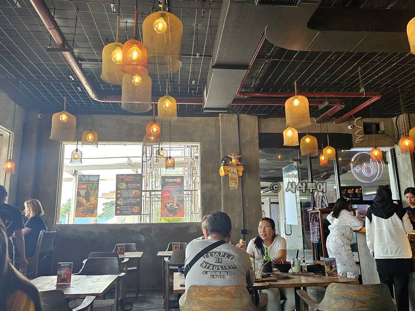 B+ CAFE026.jpg