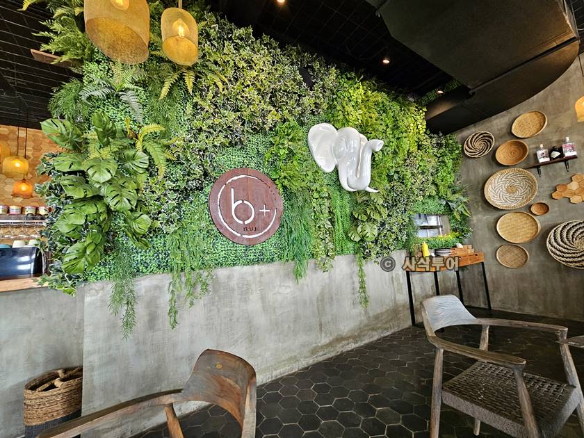 B+ CAFE027.jpg