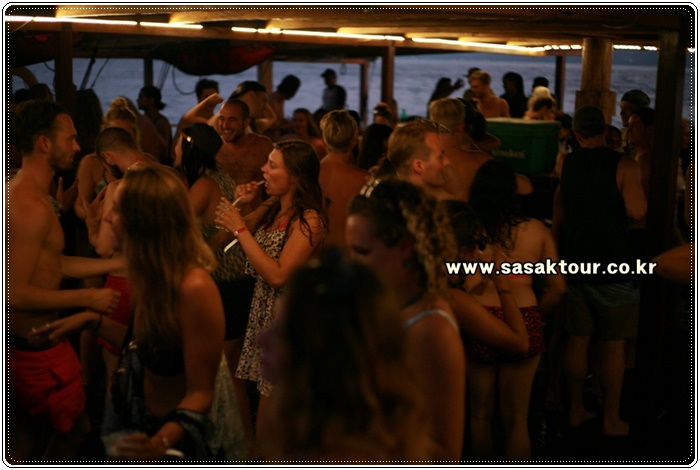 partyboatdeee64ce8c9f155c61c80d0dd998da82.JPG