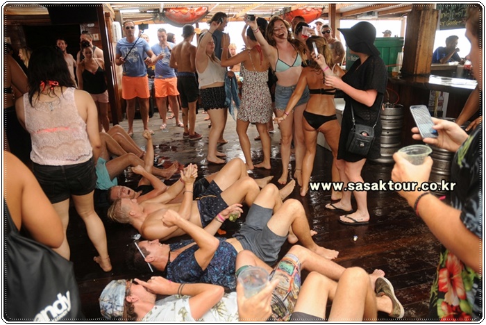 partyboat83a26e2136cbb0850e7b83087d0073ba.JPG