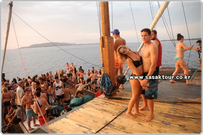 partyboat9cca9199ab9287c14b789e8e7d70f88a.JPG