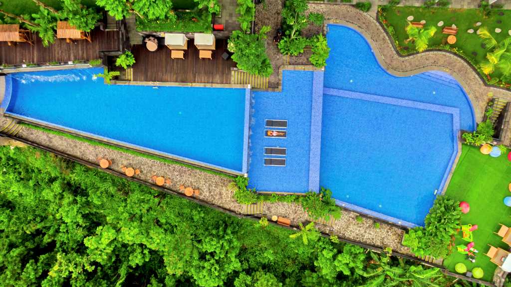 POOL2.jpg