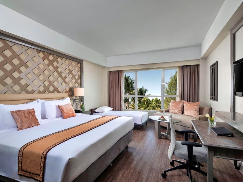 Deluxe King Bed with Extra Bed - ed.jpg