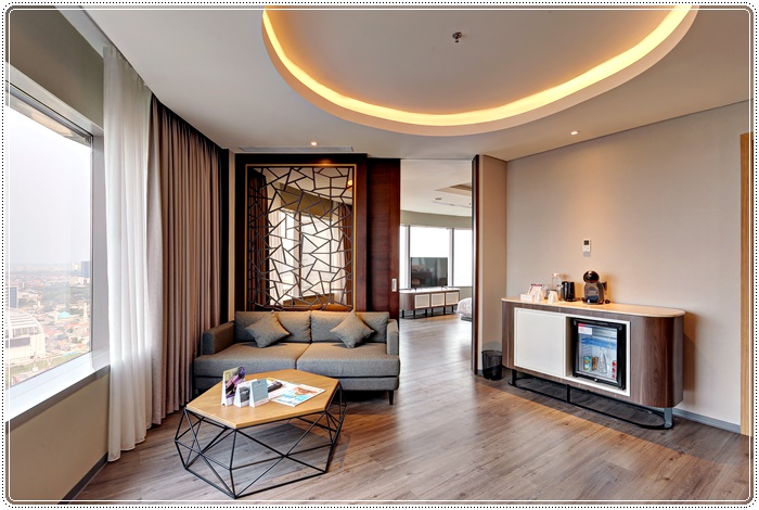 자카르타호텔suite living room Lights On.jpg