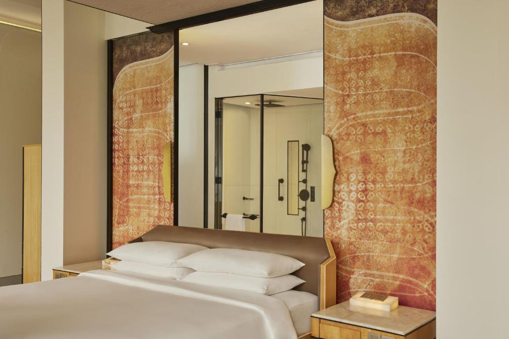 Keraton at The Plaza, Luxury Collection 디럭스2.jpg