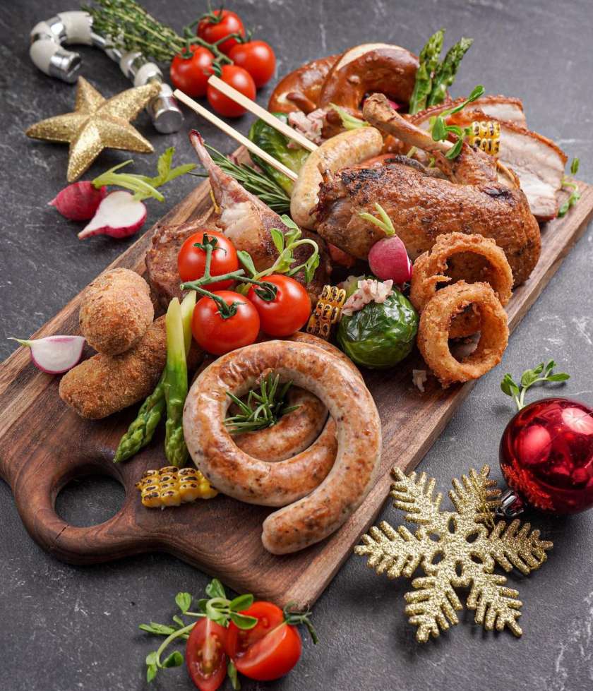 Embrace the spirit of togetherness this festive season, gather family and friends and put on a festive feast at Paulaner! #paulaner #beer #beerjakarta #jakartabars #paulanerindonesia.jpg
