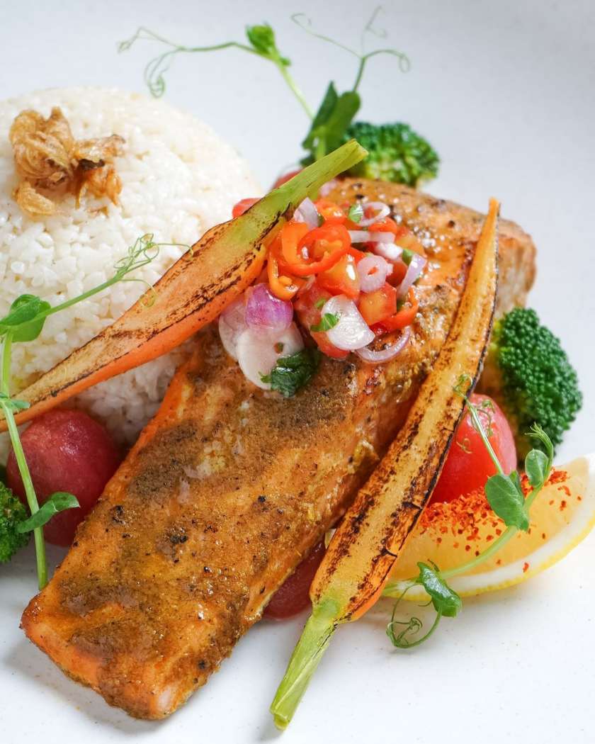Salmon’s callin’, can’t resist! Enjoy our Balinese Roasted Salmon marinated with Balinese spices, served with garlic rice, roasted baby carrot, broccoli and tomato cherry.Available throughout June 2024.#PaulanerBr.jpg