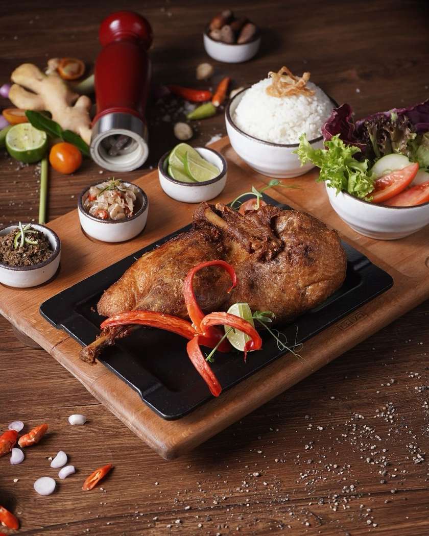 Get ready to quack up with the delights of Crispy Duck! Paired with fresh veggies and spicy sambals, it’s the flavor explosion you won’t want to miss.Available throughout April.#PaulanerJakarta #PaulanerBrauhaus #.jpg