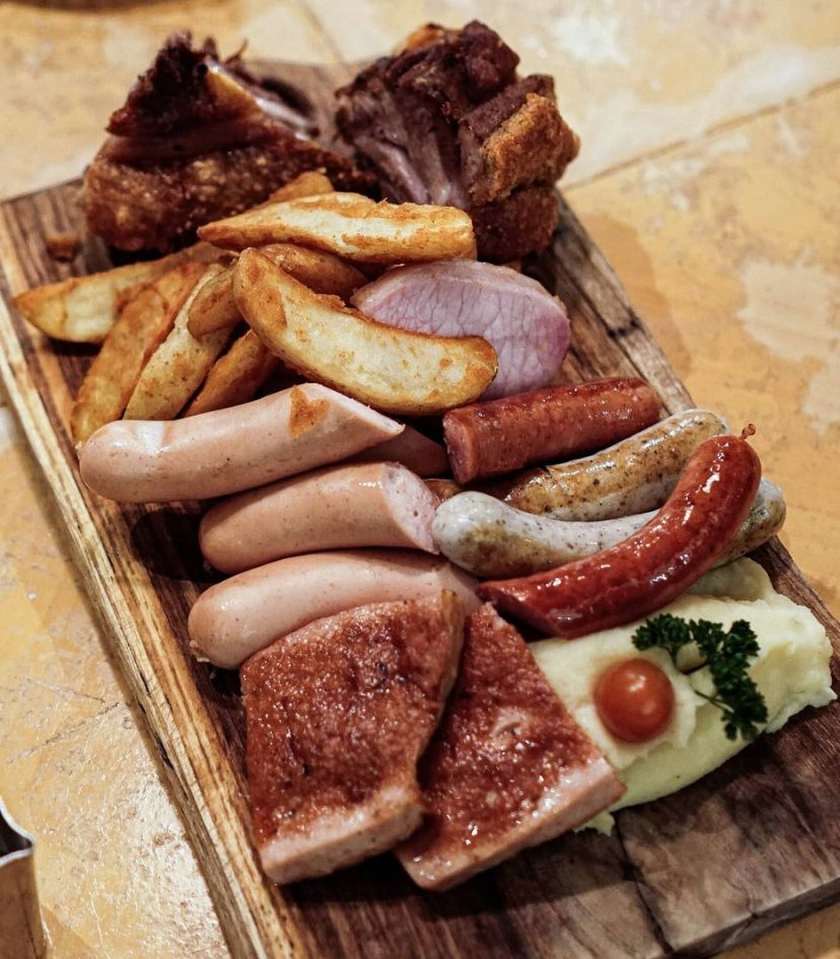 Messy but tasty! What could be better than a plate of Paulaner Platter for lunch Craving for this too Then you know what to do! (Visit link in our bio to order)Photo- @makancengli.jpg
