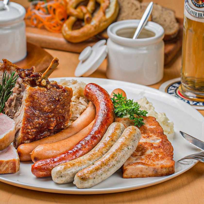 Pork platter and a glass of beer. Name a better combo!Make your reservations at 021 2358 3800#paulaner #beer #beerjakarta #jakartabars #paulanerindonesia.jpg