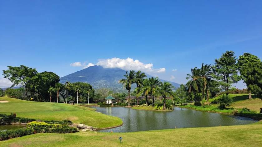 짜사에터리Embracing the tranquility of nature while perfecting my swing. The mountains stand tall as a reminder of the beauty that surrounds us.  ️  Book your tee time -  (0251) 8242282 ext. 134-135Whatsapp - (+62) 8171710.jpg