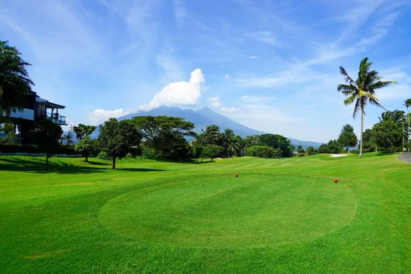 짜사에터리Finding tranquility amidst the lush greens and towering trees   _  ️Book your tee time -  (0251) 8242282 ext. 134-135Whatsapp - (+62) 81717100009#rancamayagolf #rancamayagolfcourse #golfcoursephotography #golfcou.jpg