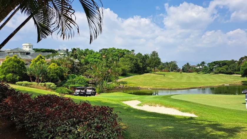 짜사에터리Swinging into the weekend with a view that’s hard to beat!   Who else loves hitting the greens ️Book your tee time -  (0251) 8242282 ext. 134-135Whatsapp - (+62) 81717100009#rancamayagolf #rancamaya #rancamayagol.jpg