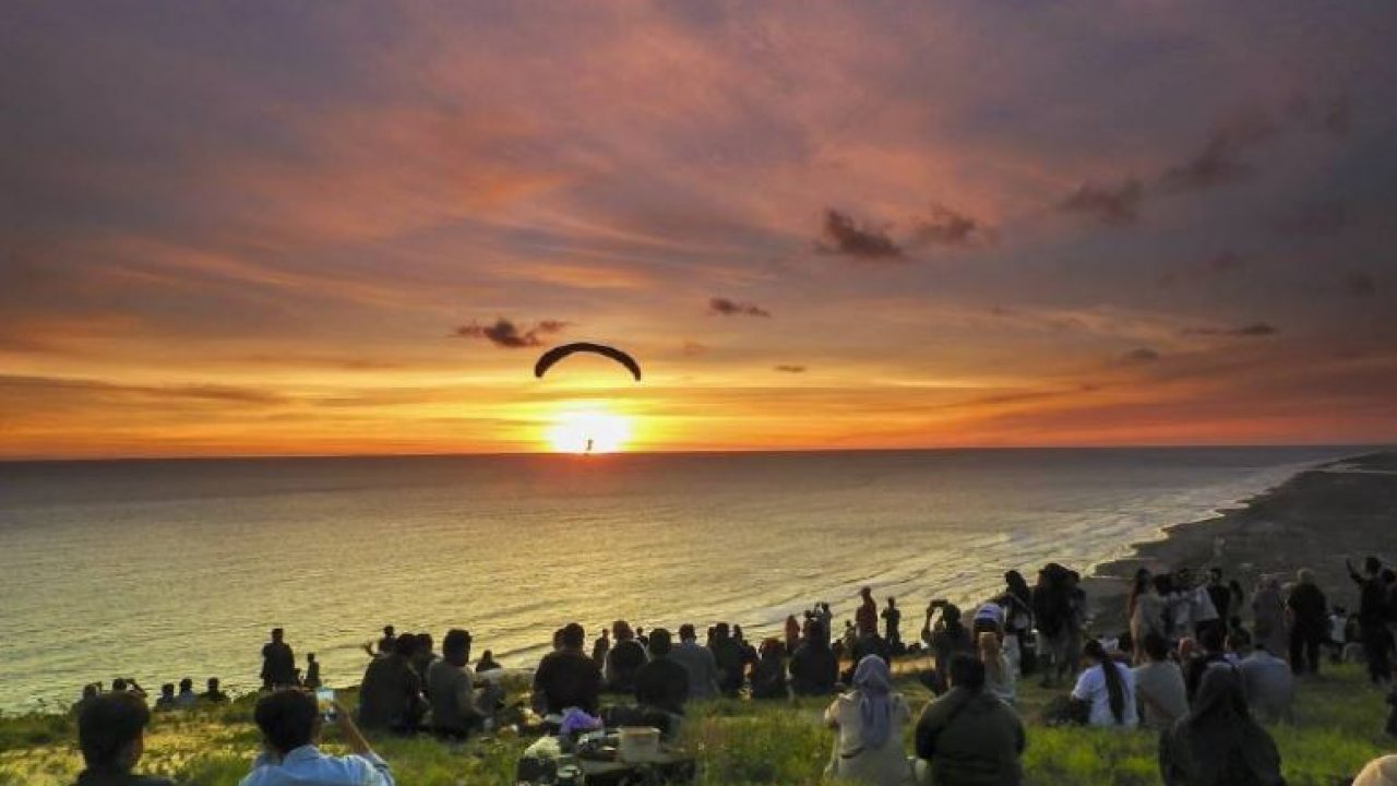 Menikmati-Panorama-Pantai-dan-Sunset-dari-Ketinggian-Bukit-Paralayang.jpg