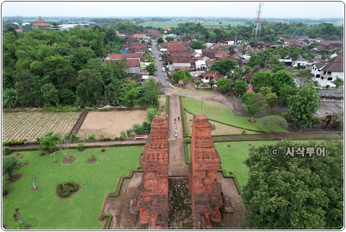 마자파힛 왕조 - Candi Wringin LawangDJI_0148.JPG