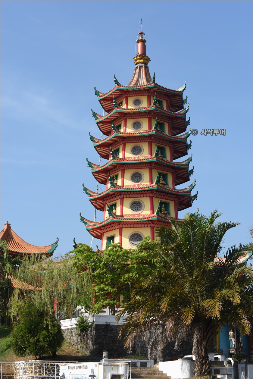 Avalokitesvara Buddhagaya Watugong Pagoda019.JPG