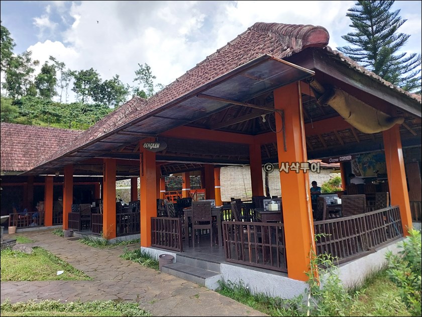 동부자바 짐버르 - Cafe &amp; Resto Gumitir002.jpg