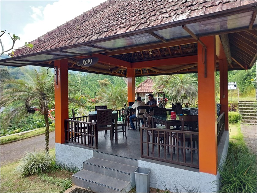 동부자바 짐버르 - Cafe &amp; Resto Gumitir032.jpg