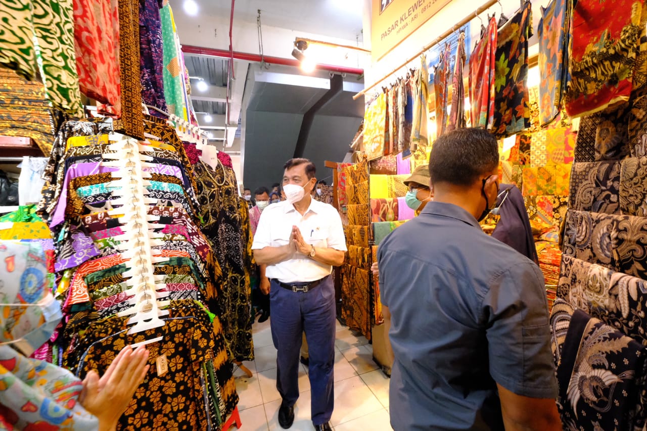 luhut-di-pasar-klewer.jpeg