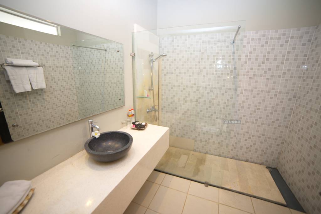 Resort room001.jpg