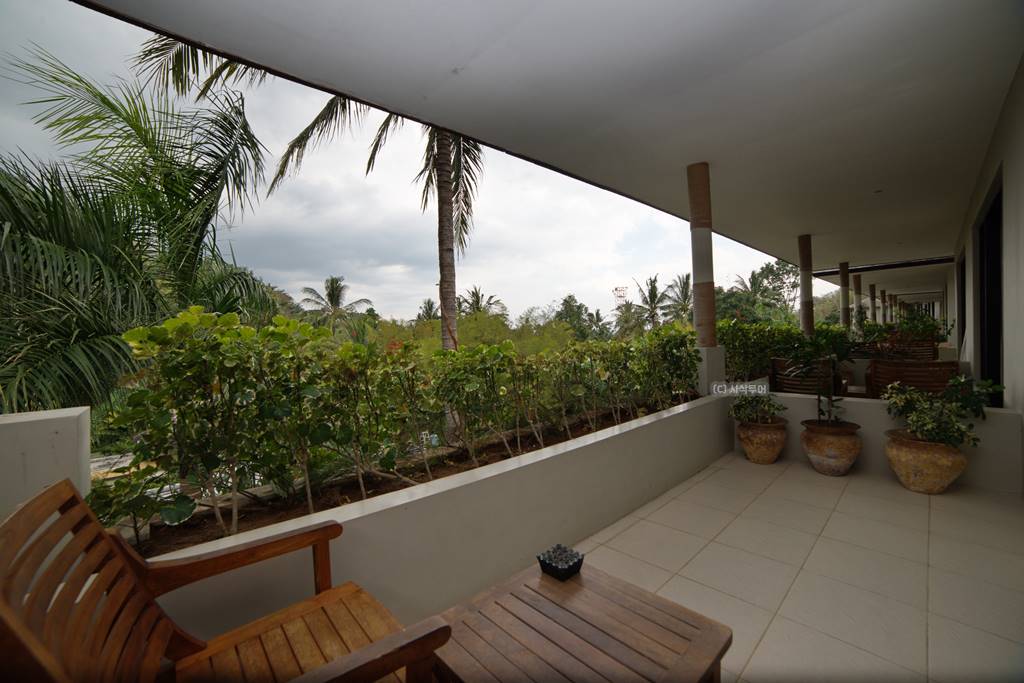 Resort room008.jpg