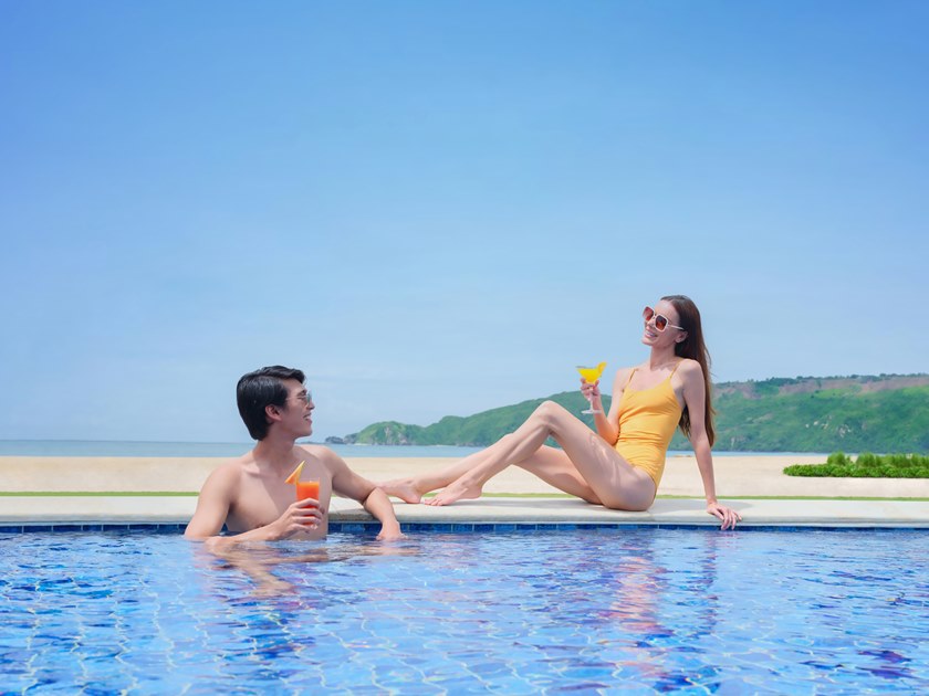 COUPLE TIME AT THE POOL 100D3988.jpg