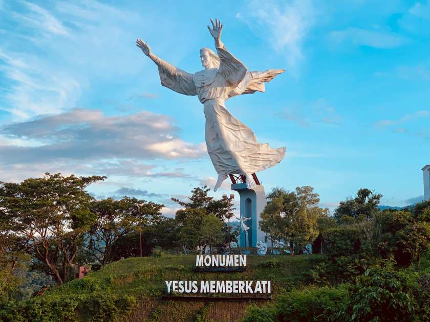 monumen jesus memberkati.jpg