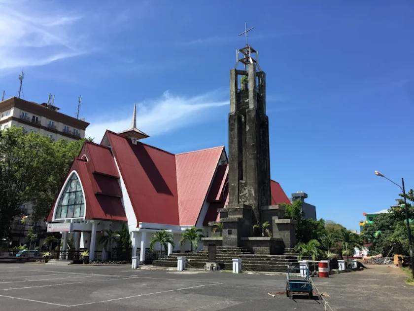 마나도 교회 Gereja Sentrum Manado.jpg