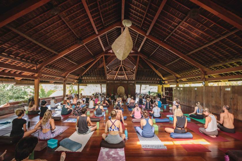 요가반YogaBarn-vinyasa-class-start.jpg