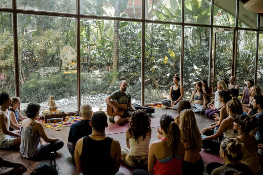 요가반YogaBarn-class-with-Greg-Kaps.jpg