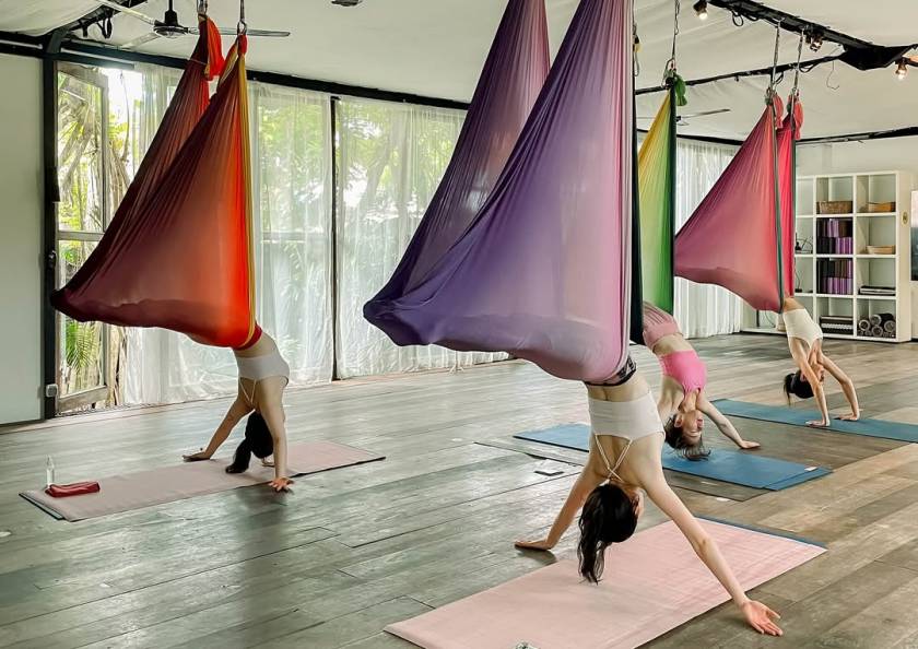 발리요가사마디Flying high and finding balance ✨Let’s defy gravity and flow in Aerial yoga class with Adnya