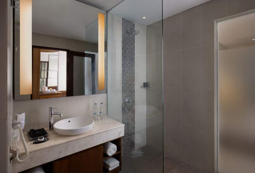 Junior Suite Balcony Pool View bathroom.jpg