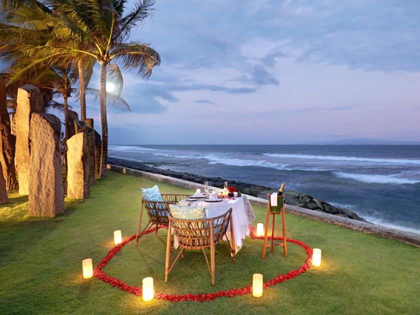 로얄푸르나마beach side dinner.jpg